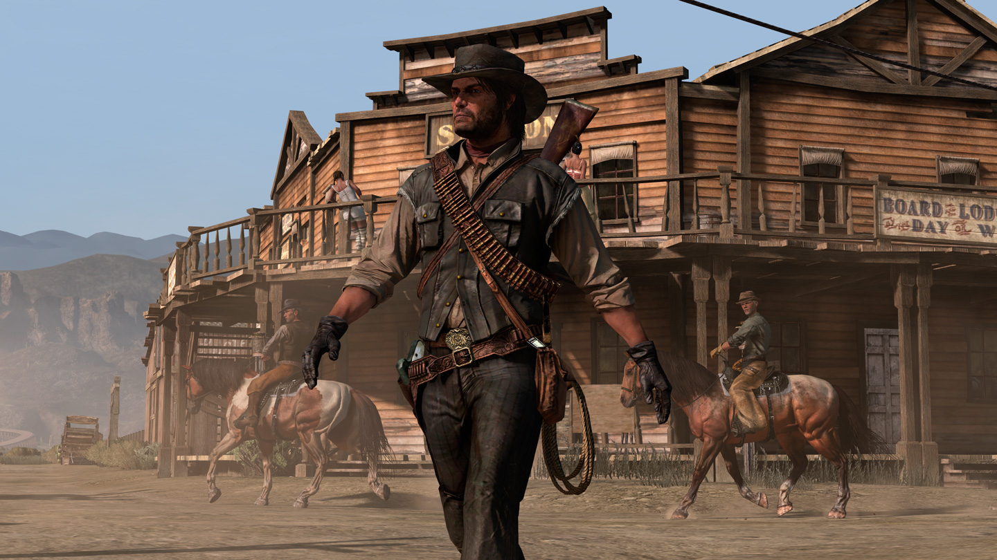 John Marston marche dans une rue poussiéreuse tandis que deux cavaliers regardent au loin. 