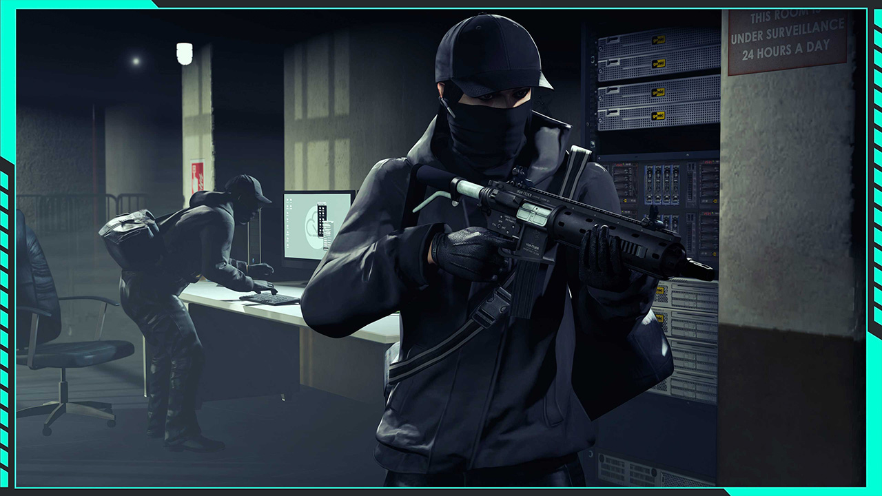 Un personnage masqué et armé portant des vêtements sombres monte la garde pendant qu'un autre personnage utilise un ordinateur. 