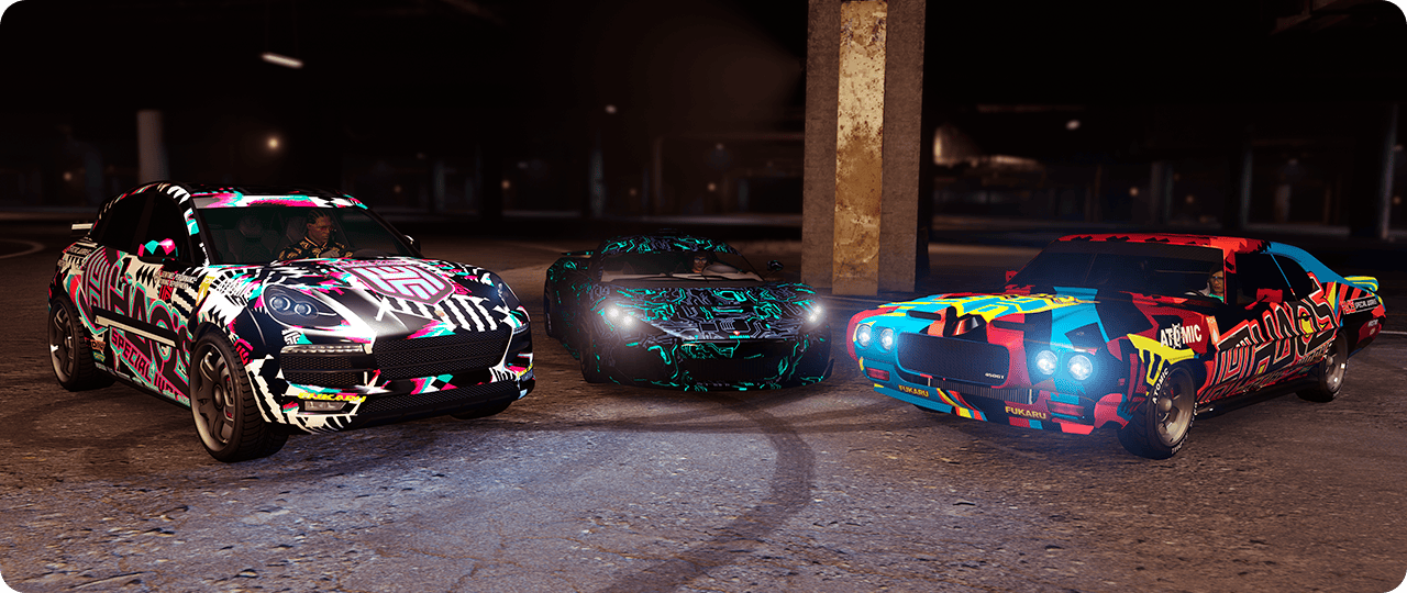 Trois véhicules modifiés, ornés de motifs colorés, attendent dans un parking. 