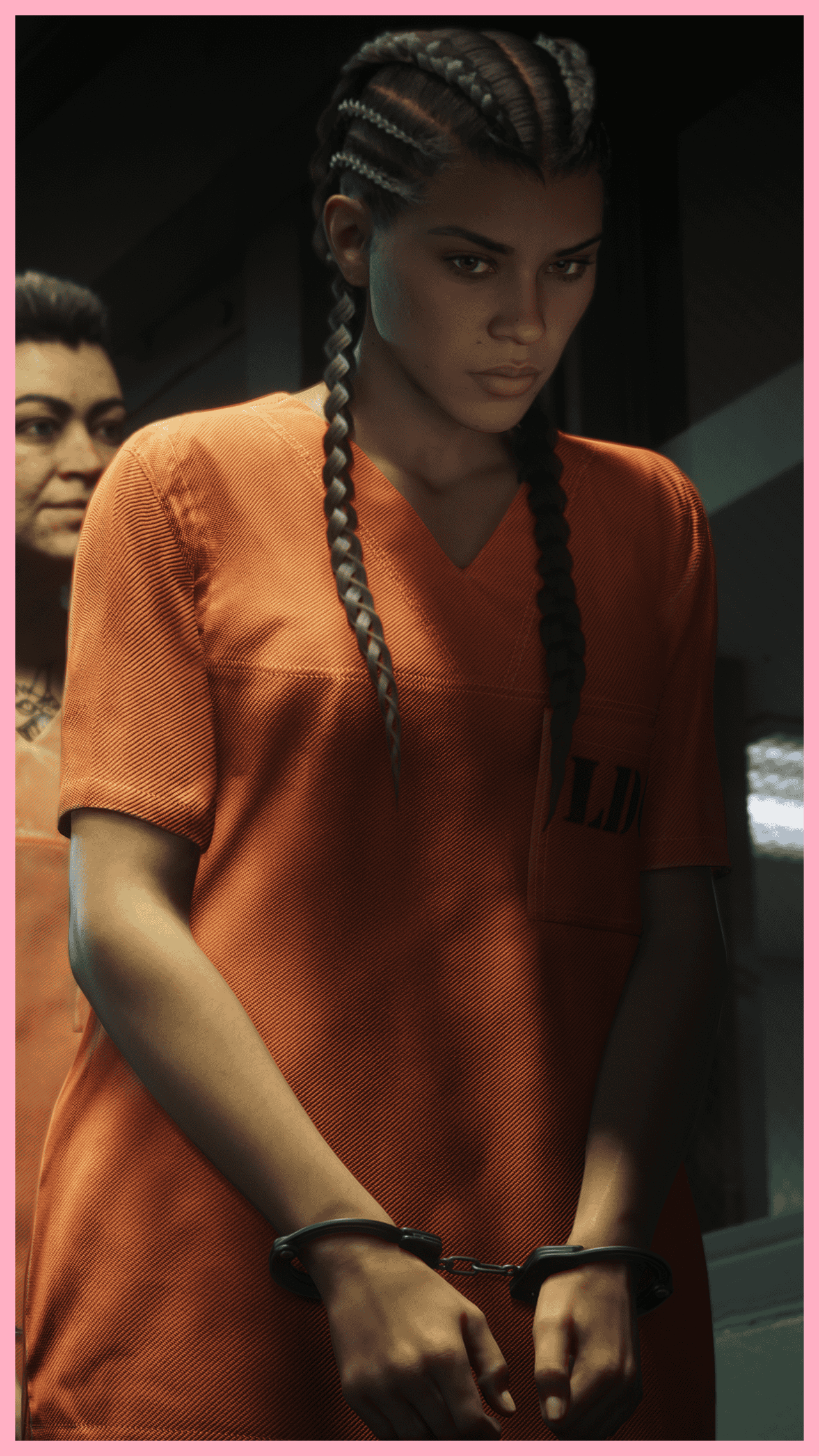 Dans une prison, Lucia et une autre femme sont menottées et portent un uniforme orange. Elles passent devant une fenêtre, par laquelle une autre femme les regarde. Un agent se tient non loin.