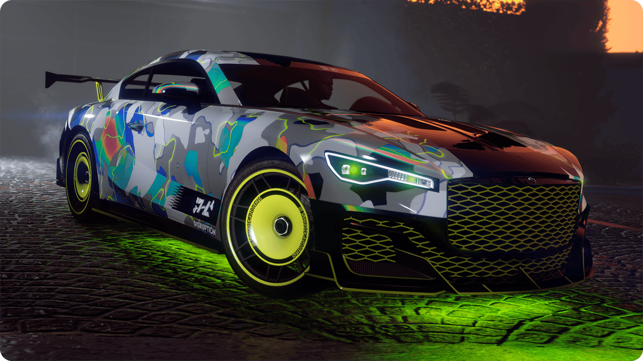 Une Enus Paragon S avec le motif camouflage 76 et un éclairage vert par-dessous, roule sur une route pavée. 